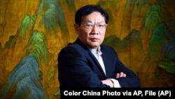 资料照:前房产大亨任志强在北京的办公室里。(2012年12月3日)