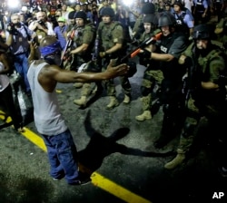 美国密苏里州弗格森镇警民对峙的情形(2014年8月20日)