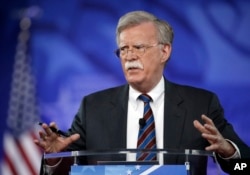 2018年4月9日,美国国家安全顾问约翰·博尔顿听川普总统在华盛顿白宫举行的内阁会议上的发言。