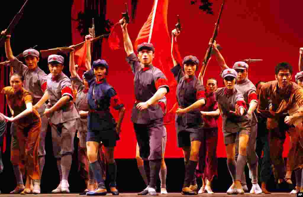 2006年11月9日,为纪念中国红军长征70周年,芭蕾舞演员在南宁表演芭蕾舞剧《红色娘子军》。2018年1月2日,中央芭蕾舞团在其和法院之争中打政治牌和意识形态牌,称《红色娘子军》是周恩来亲自策划、指导,在中宣部、文化部的直接领导下诞生的,还称要捍卫先烈用生命和热血染红的《红色娘子军》不被司法腐败玷污,并谴责该案的主审法官肆意践踏法律、破坏法治。但人民日报发表评论说,中央芭蕾舞团这个声明与法制背道而驰。