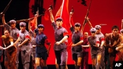 2006年11月9日,为纪念中国红军长征70周年,芭蕾舞团在南宁表演芭蕾舞剧《红色娘子军》(新华社提供给美联社的图片)