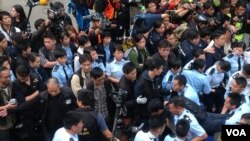 实时报道:香港警方全面清场金钟占领区