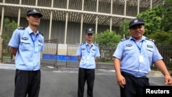 在杭州一个会议中心外面,保安人员阻止人们照相。20国集团峰会将在这个会议中心举行(2016年8月3日)