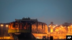 一艘货船驶过巴拿马运河的船闸。(美联社:2024年9月9日)