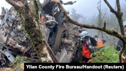 台湾军方的一架黑鹰直升机在台北附近山区坠毁后,搜救人员在现场寻找失踪军官。(2020年1月2日)