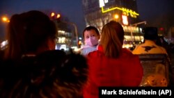 2021年1月13日疫情中北京街头的一对母子。