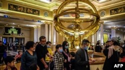 戴着口罩的客人进入澳门威尼斯人度假赌场酒店。(2020年1月22日)