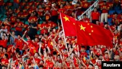 Khán giả Trung Quốc cổ vũ cho đội nhà trong trận đấu với Uzbekistan ngày 31/8/2017 trên sân vận động Vũ Hán trong khuôn khổ vòng loại tranh suất dự World Cup 2018 (REUTERS/Stringer).