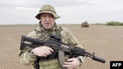 这张抓图取自 2023 年 8 月 22 日拍摄的视频,显示俄罗斯瓦格纳雇佣兵组织的领导人叶夫根尼·普里戈任 (Yevgeny Prigozhin) 在一个秘密地点对着镜头讲话。