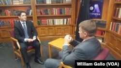 艾瑞克.普林斯(右)曾接受美国之音阿富汗语组记者的专访,谈阿富汗问题