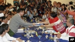 မီးရထားဝန်ကြီးဦးအောင်မင်း(ဝဲ)နှင့် KNU အထွေထွေအတွင်းရေးမှူးနော်စီဖိုးရာစိန်(ယာ) ဆွေးနွေးပွဲမှတ်တမ်းလဲလှယ်စဉ်။ (ဧပြီလ ၆ ရက်၊ ၂၀၁၂။)