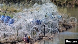 资料照片：德克萨斯州伊格尔帕斯市美墨边境的螺旋圈刀片刺网。（2024年1月16日）
