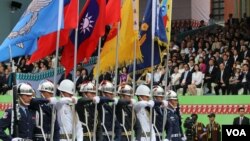 2016年5月20日,台湾总统府前举行的台湾总统蔡英文就职典礼上的军队仪仗队(美国之音齐勇明摄影)
