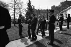 Tổng thống Hoa Kỳ Richard Nixon, Phó Tổng thống Việt Nam Cộng Hòa Nguyễn Cao Kỳ, Đại sứ Mỹ tại Sài Gòn Ellsworth Bunker, và Đại sứ Bùi Diễm, tại khuôn viên Nhà Trắng, ngày 1/4/1969.