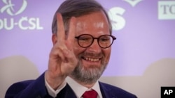 捷克“一起”政党领导人菲亚拉在布拉格竞选总部庆祝胜选(2021年10月9日)