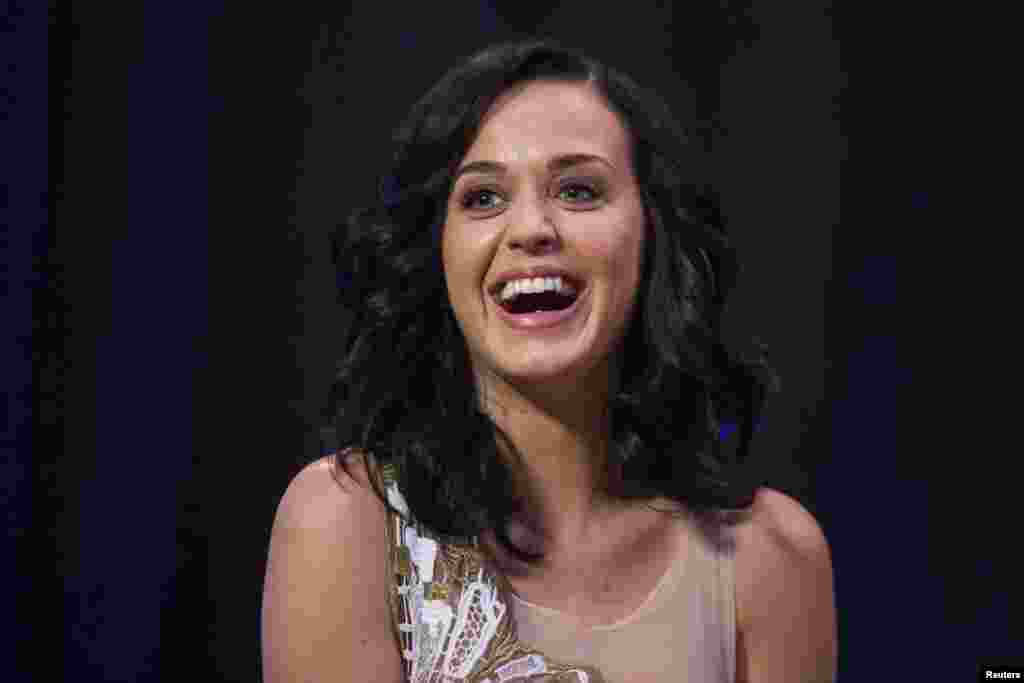 歌手凯蒂·佩里在在纽约联合国儿童基金会总部的座谈会上(2013年12月3日)。当时联合国儿童基金会宣布,她成为联合国儿童基金会亲善大使。