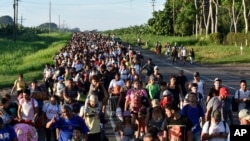 资料照片:从墨西哥向美国行进的移民。