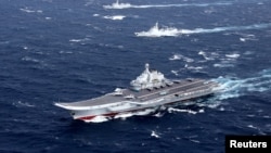 在南中国海地区进行演练的“辽宁号”航母编队。(资料照片)