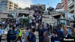 土耳其伊兹密尔市(İzmir)的救援人员展开地震救援