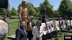 资料照片:众议院议长佩洛西与人权组织“公民力量”创办人杨建利一同为“坦克人”雕像揭幕。(2019年6月4日)