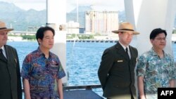 台湾总统赖清德(左二)与外交部长林佳龙(右)过境夏威夷之际,参观亚利桑那号战舰纪念馆。(法新社:2024年11月30日)