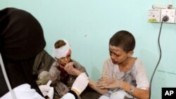 也门萨达省遭到一次空袭后,医生在治疗受伤的孩子。(2018年8月9日)
