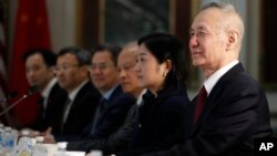 2019年2月21日中国国务院副总理刘鹤(右)和美国官员举行贸易谈判