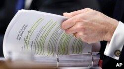 司法部副部长罗森塔尔在参议院情报委员会有关外国情报监视法的听证会上翻阅自己的作证材料。(2017年6月7日)