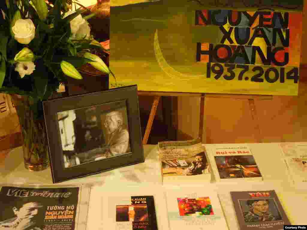 Ông là giáo sư triết của trường Pétrus Ký, trước khi viết văn và làm báo.