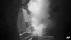 ស្រ្តីៗបោះធុងទឹកទៅលើដីនៅក្នុងការតវ៉ាមួយនៅខាងក្រៅសាលាក្រុង ប្រឆាំងនឹងកង្វះខាតទឹកនៅក្រុង Ahmedebad ប្រទេសឥណ្ឌា។