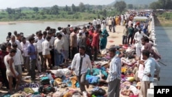 Tử thi nằm trên cây cầu sau vụ giẫm đạp trong huyện Datia thuộc bang Madhya Pradesh, ngày 13/10/2013.