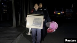 北京的外来务工人员手里提着有限的个人物品被连夜赶出他们在北京通州六环外的住所。(2017年11月23日)