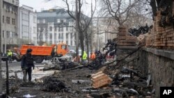 Поліцейський на місці руйнувань, 20 грудня 2024 р. AP Photo/Efrem Lukatsky