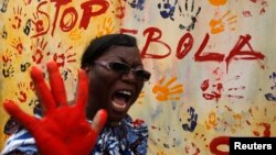 Một giáo viên tham gia chiến dịch nâng cao nhận thức về Ebola ở Bờ Biển Ngà.