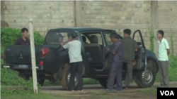 在塞内加尔达卡的几个朝鲜工人准备乘坐一辆卡车前往附近的工地。(2019年9月16日)