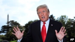 Tổng thống Donald Trump phát biểu với các phóng viên tại Sân cỏ phía Nam Tòa Bạch ốc trước khi lên đường đi Iowa, ngày 9/10/2018.