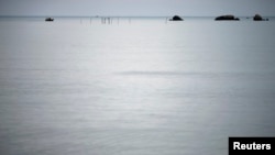 一艘渔船回到大纳土纳岛东岸(资料图)