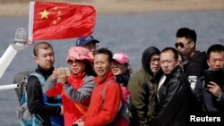 中国游客乘船游览中朝边境的鸭绿江 （资料照片） 