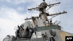 资料照:美国海军米利厄斯号驱逐舰的军人掀开舰载“方阵”近距离武器系统(CIWS)的罩子。(2012年8月18日)