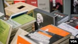 作家周活动中推介的图书大都以追求思想、言论、出版自由为主题。(美国之音记者方正拍摄)