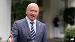 资料照:美国亚利桑那州民主党籍联邦参议员马克·凯利。(2024年6月4日)