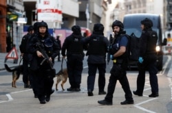 英国警察在伦敦桥发生枪击事件后在伦敦桥附近巡逻。(2019年11月29日)