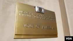 美国之音门口的铜牌,上面的文字是“广播理事会,国际广播局,美国之音”(美国之音丁力拍摄)