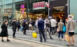 港府加强防疫措施禁止餐厅晚市堂食,大批市民午饭在一间餐厅外等候堂食座位及外卖 (美国之音/汤惠芸)