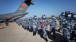 新冠疫情爆发之后,中国人民解放军医疗人员搭乘运输机抵达武汉天河国际机场(2020年2月17日)