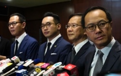 香港四位民主派议员被取消议员资格后在香港立法会与记者见面。(2020年11月11日)
