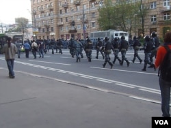 2012年5月莫斯科的反普京示威中,警察驱散示威者。