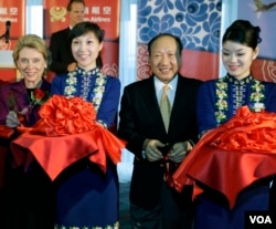 海航集团董事长陈峰(右二)和美国华盛顿州州长克里斯·格雷戈尔在西雅图-塔科马国际机场剪彩,庆祝北京和西雅图之间开始客机直飞(2008年6月9日)