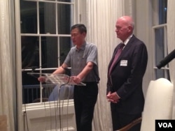 美国鹰派人物白邦瑞(Michael Pillsbury)帮中国军方鹰派人物刘明福(左)在家中举办《中国梦》英文版新书发布会(2015年6月1日)