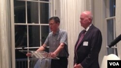 美国鹰派人物白邦瑞(Michael Pillsbury)帮中国军方鹰派人物刘明福(左)在家中举办《中国梦》英文版新书发布会。